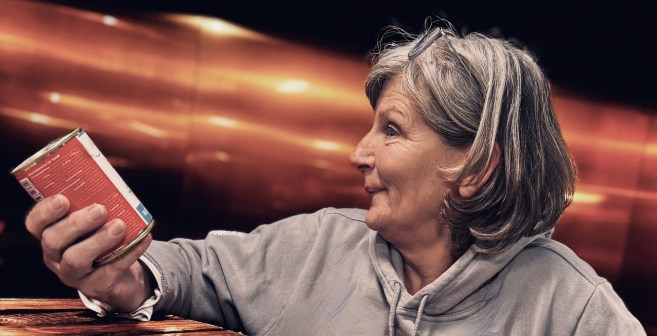 Heike bei der Ernährungsberatung mit einem Hund